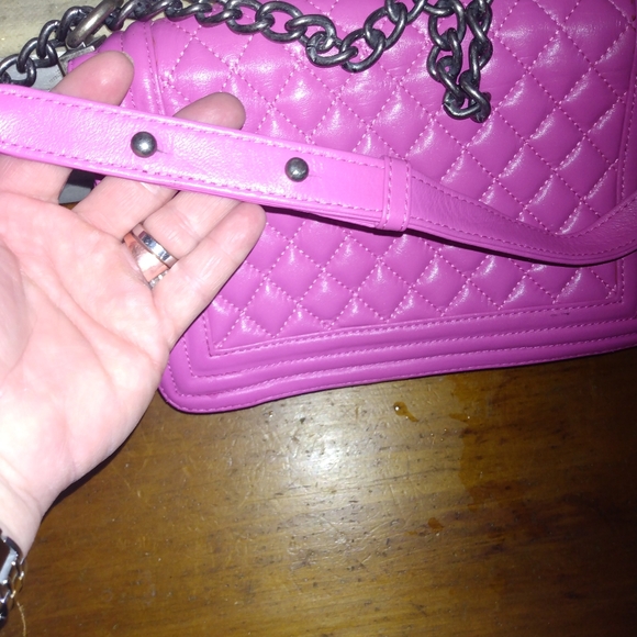 Leather magenta handbag with metal glass closure and metal chain embellish strap - Picture 10 of 13